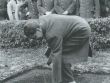 tlgyfa-csemete-ltetese-amit-a-berlini-gyozelemert-kapott.1405069012.jpg